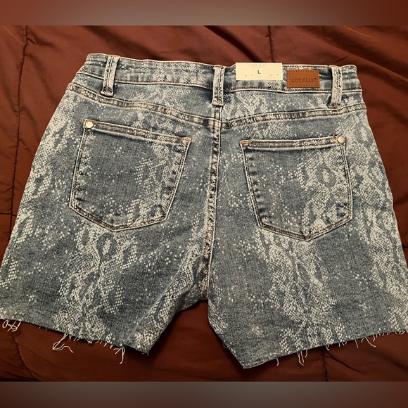Judy Blue Midrise Denim Snake Print Cut Off Short - Picture 7 of 11